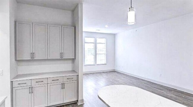 Building Photo - 2121 Mid Ln