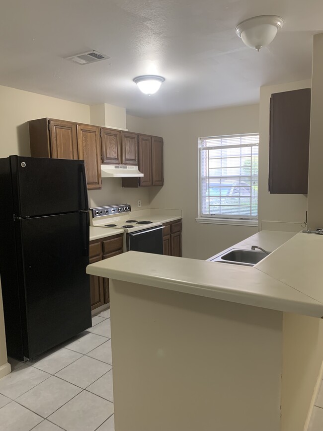 Building Photo - 2030 Plantation Dr