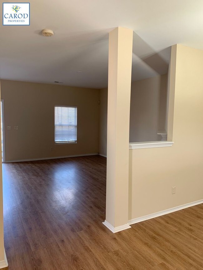 Building Photo - Master Down with 3 FULL Baths