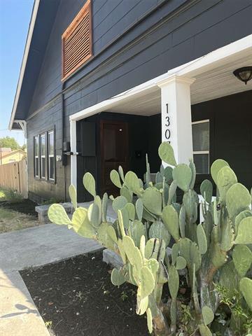 Foto del edificio - 1307 S Trinity St