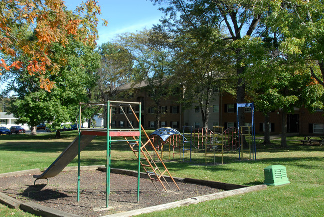 Área de juegos para niños - University Hilltop Apartments