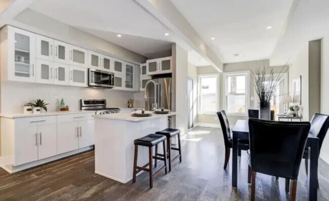 Foto del edificio - “Elegant 3-Story Home Showcasing High-End Renovation, Gourmet Kitchen, and Private Deck for Moder...