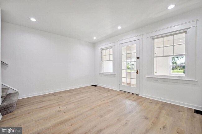 Building Photo - 1407 Lawrence Rd