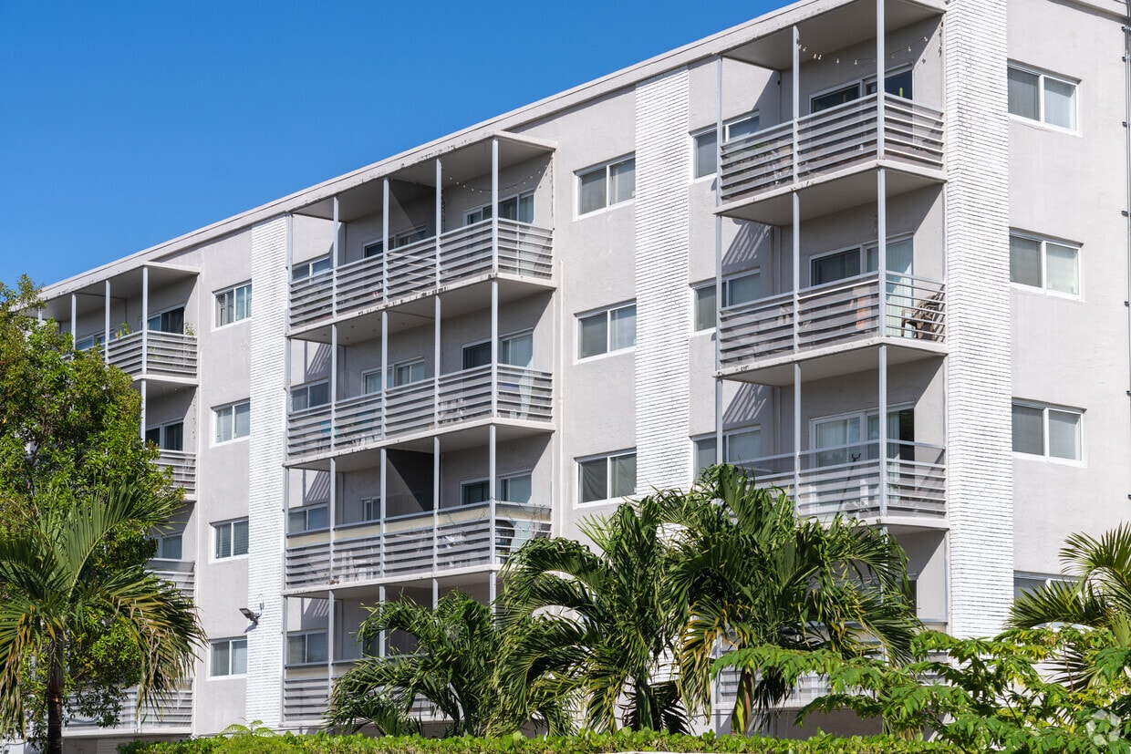 Foto principal - Miami Shores Apartment Homes