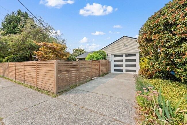 Foto del edificio - Spacious 4-Bedroom Mid-Century Home in Vie...