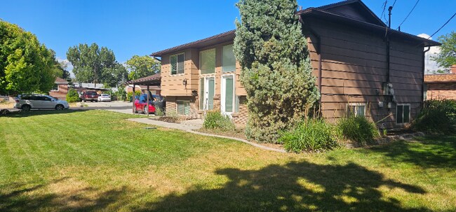 Building Photo - 922-928 E Fairclough Dr