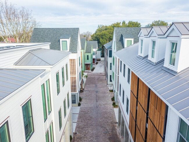 Building Photo - 3 Sanctuary Ct