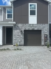 Building Photo - 1650 Greenleaf Wds Cv