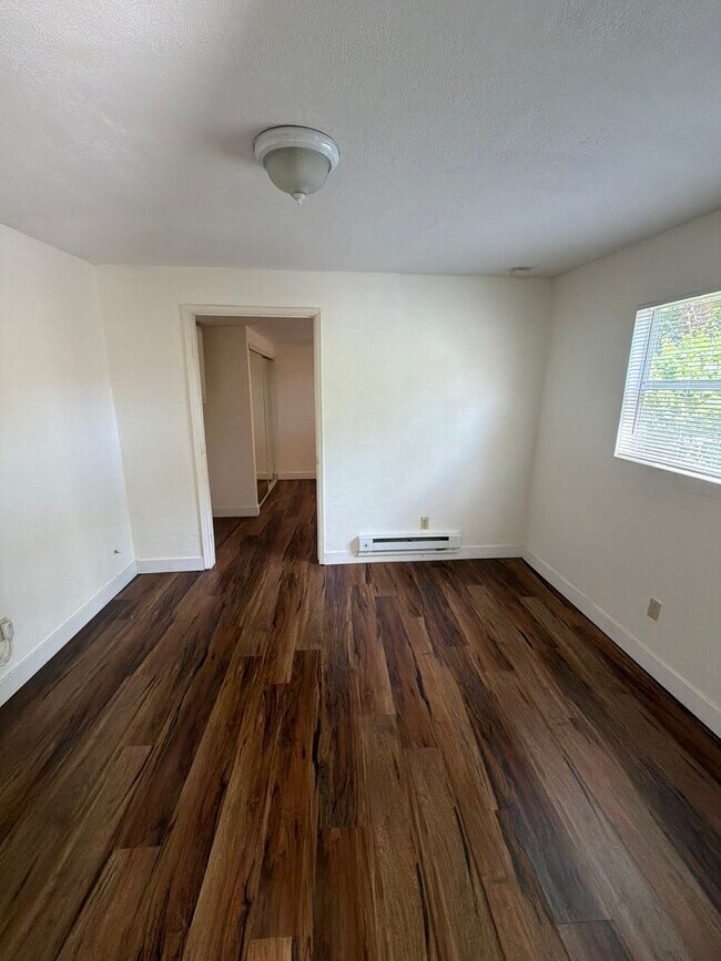 Foto del edificio - Charming 2 Bedroom, 2 Bathroom Home with ADU in Desirable Land Park Area