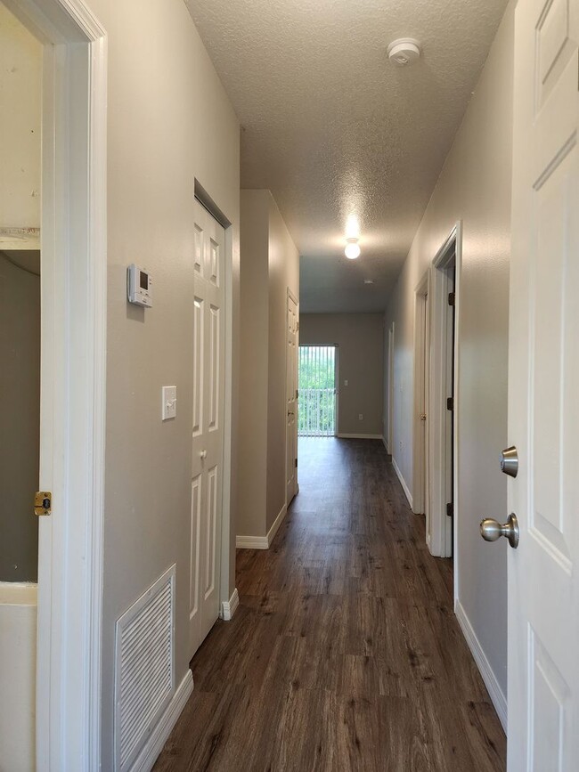 Foto del edificio - 2 Bedroom 2 Bath Remodeled Unit with a Bal...