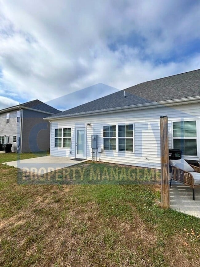 Foto del edificio - Single level, two bedroom townhome!