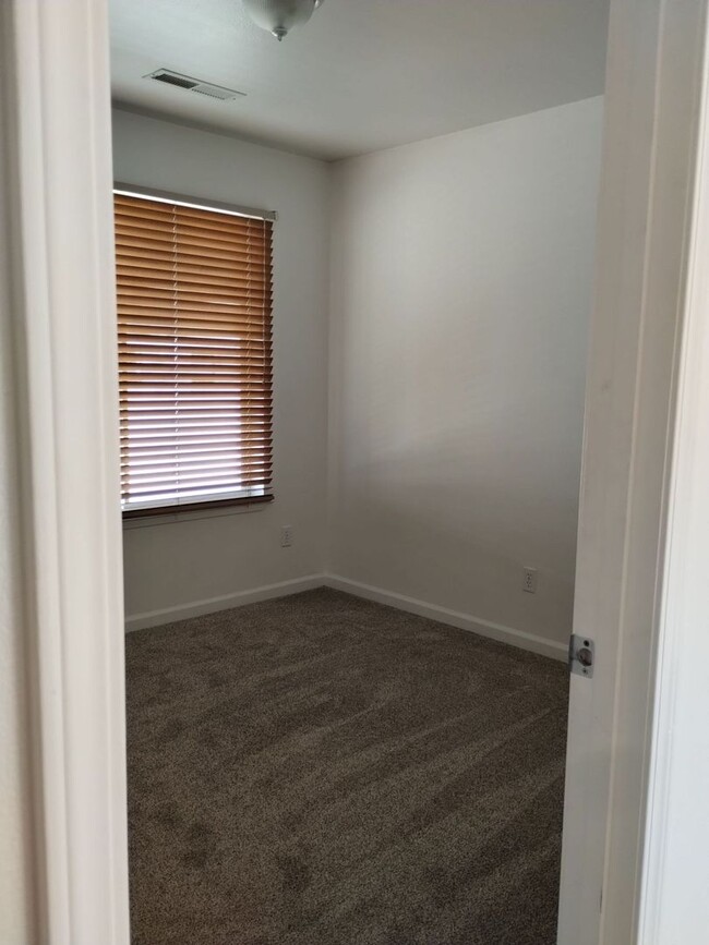 Building Photo - Little Apt.  2 bed, 1 bath and 2 car priva...