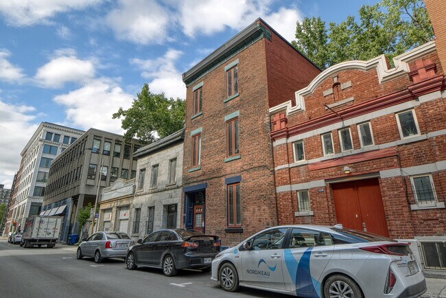 Building Photo - 1245 Av De L'hôtel-De-Ville