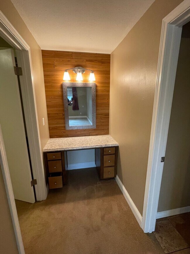 Building Photo - APP PENDING   Fantastic, Dog Friendly 4 Be...