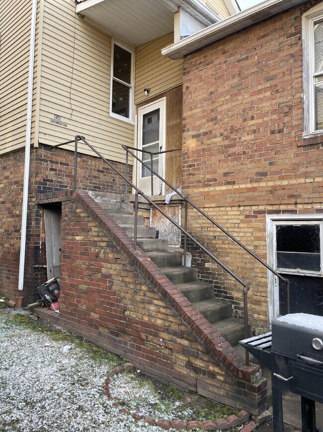 Building Photo - 456 Woodlane Ave