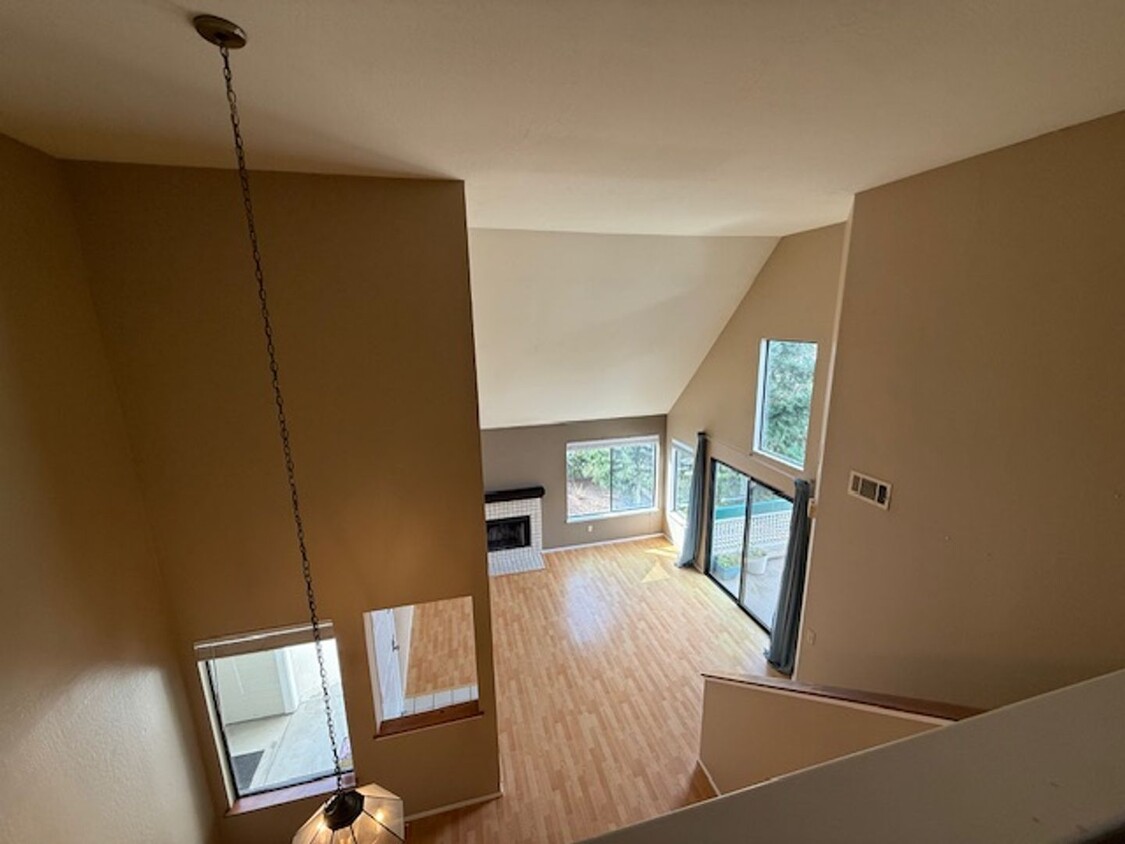 Foto principal - Spacious 1-Bedroom Condo in Quiet Hilltop ...