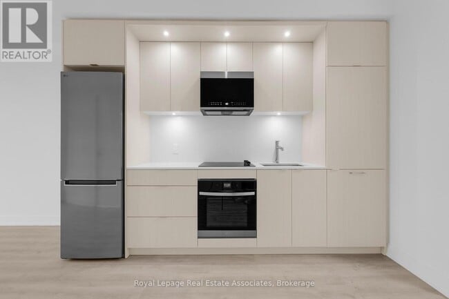 Photo du bâtiment - 60 Central Park Roadway