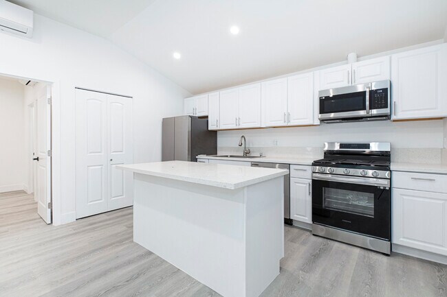 Foto del edificio - 6932 Fallbrook Ave