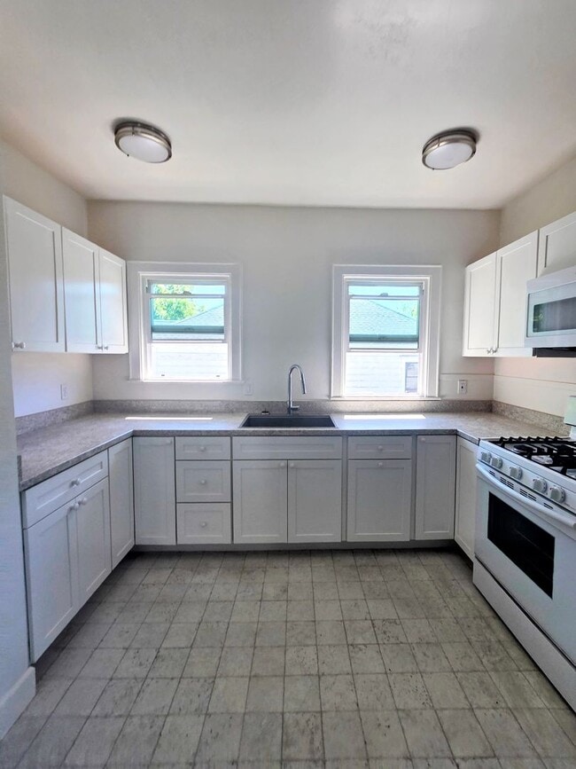 Foto del edificio - Charming Downtown Petaluma Gem - 3bed 1.5 Bath Available Now !