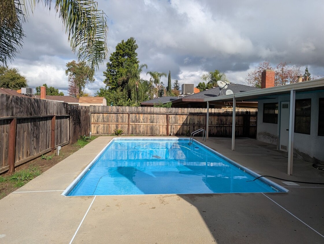 Foto del edificio - Nice home home offering nice amenities. Swimming pool + close to shopping and schools.