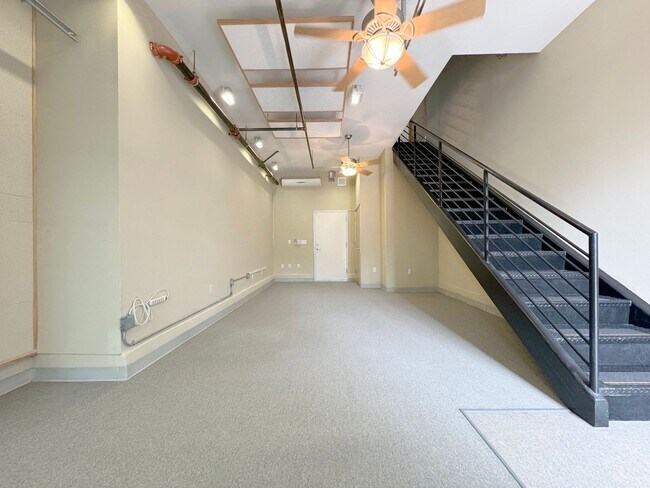 Foto del edificio - Live & Work Industrial Art Loft with Two C...