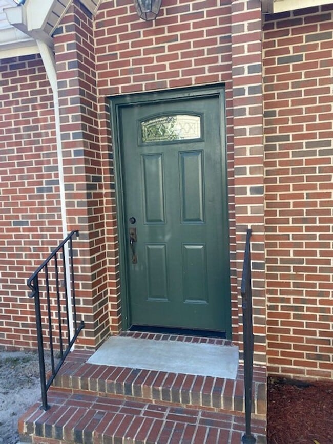 Building Photo - Stunning Executive Rental