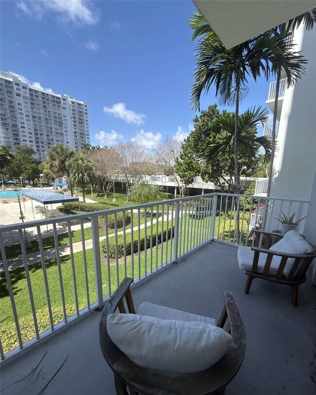 Foto del edificio - 2851 NE 183rd St