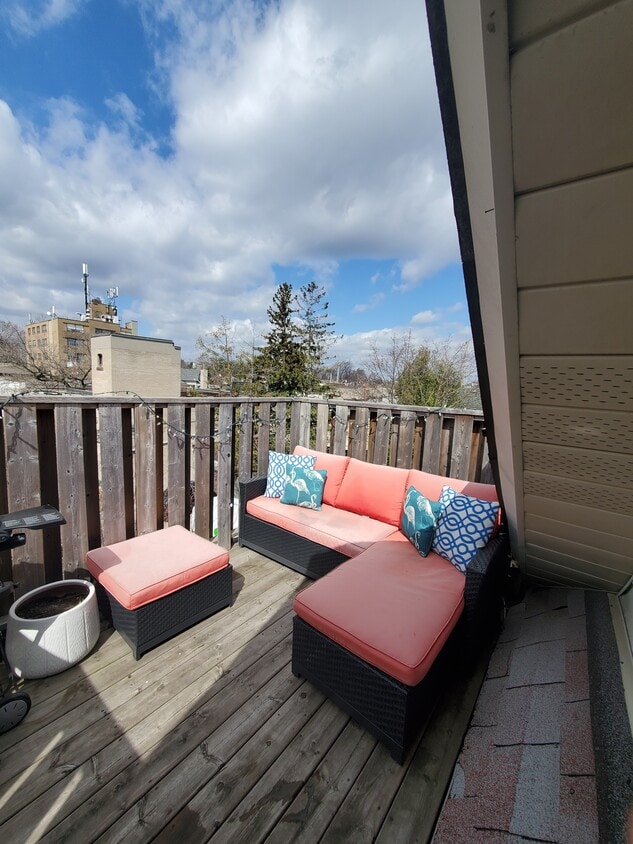 Primary Photo - Bright open concept 3rd floor apartment in...