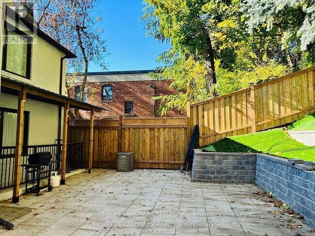 Photo du bâtiment - 840 Davenport Rd