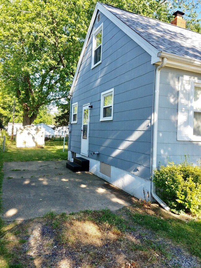 Building Photo - Cute- 2 bedroom house with a bonus room