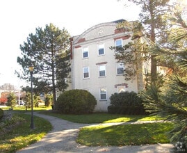 Building Photo - 126 Woodside Green
