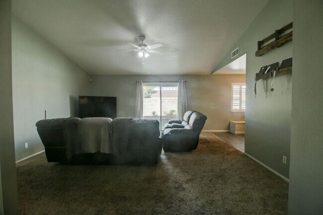 Foto del edificio - 3-bedroom Single story with vaulted ceilings!