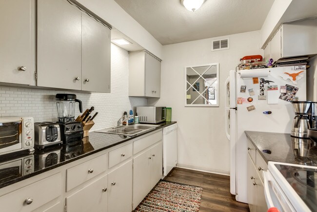 Building Photo - 5330 Junius