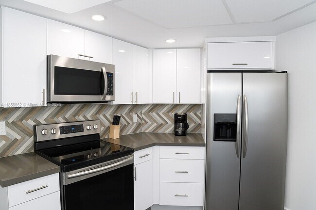 Foto del edificio - 5880 Collins Ave