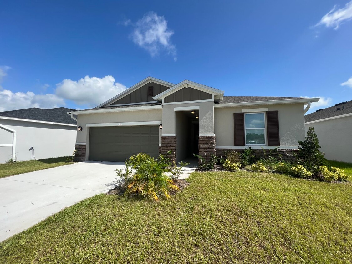 Primary Photo - Spacious Mattie Pointe 4-Bedroom, 2-Bathro...