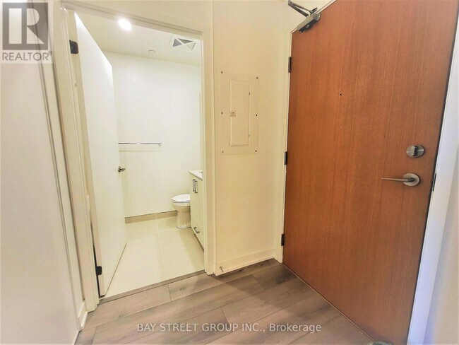 Photo du bâtiment - 1787 St Clair Ave W
