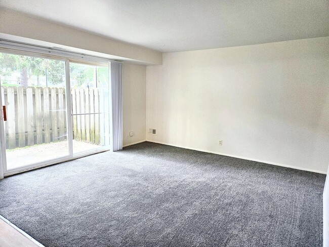Building Photo - 3687 Kenbrooke Ct