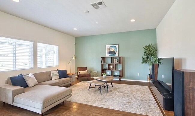 Foto del edificio - Stunning 5 Bed/3 Bath Home With Spacious L...