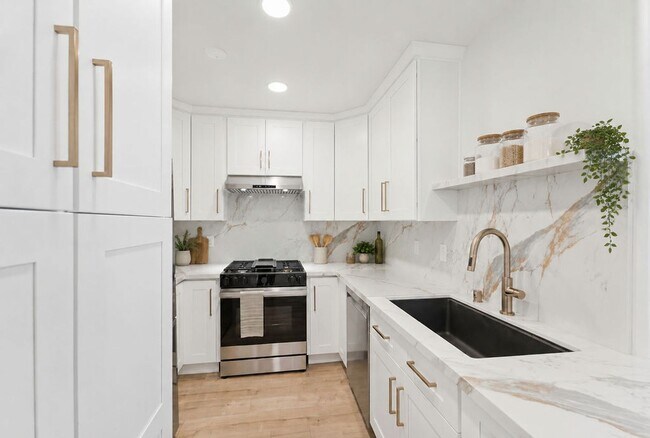 Foto del edificio - Renovated Coastal Townhome in Prime Santa Monica