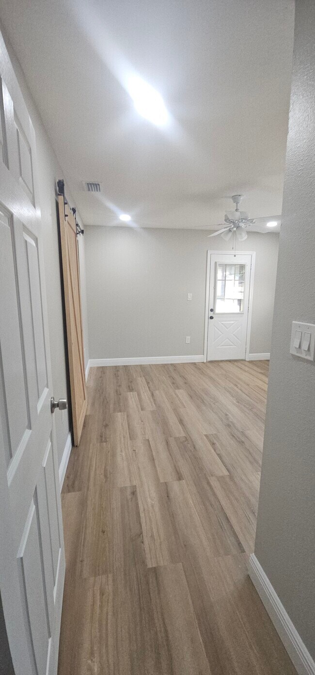 Foto del edificio - 5802 N Suwanee Ave
