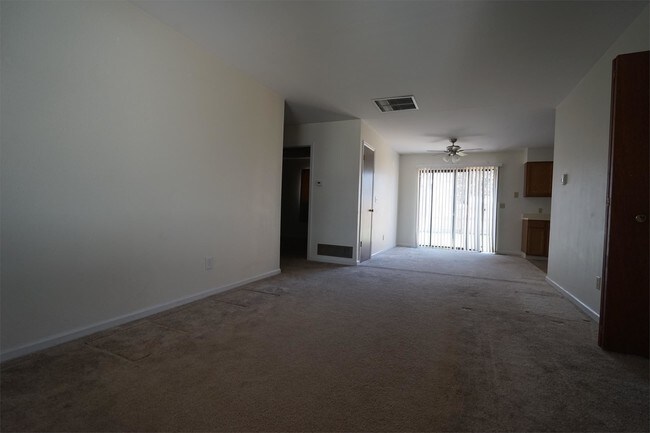 Foto del edificio - 6065 Otis St