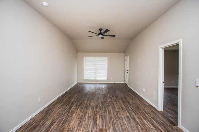 Building Photo - Duplex close to the Airport!