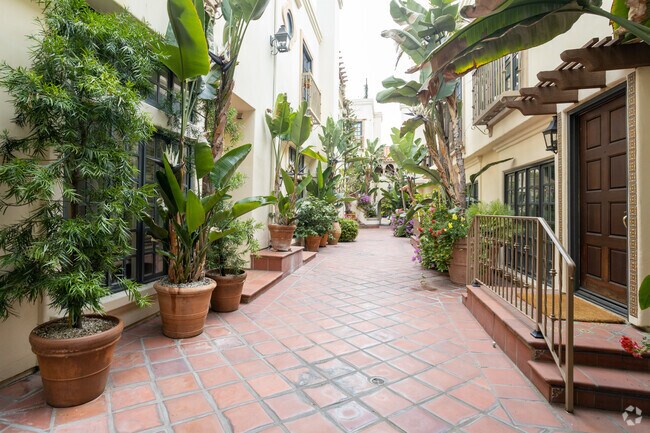 Plantadoras y caminar hasta unidades - Isola Bella Townhomes