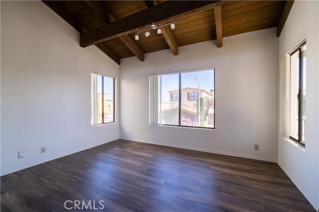 Building Photo - 905 E Balboa Blvd