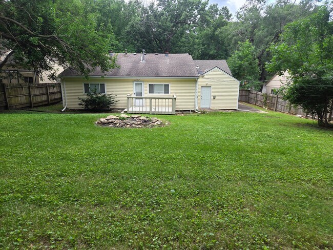 Foto del edificio - 8737 Sleepy Hollow Rd
