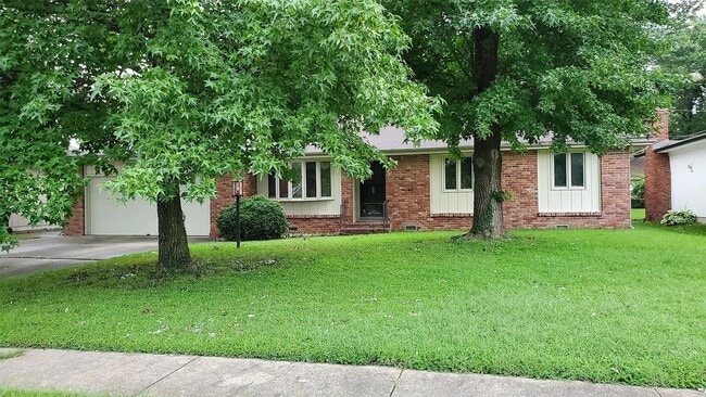 Building Photo - 3 Bedroom, 2 Bathroom Close To Everything!