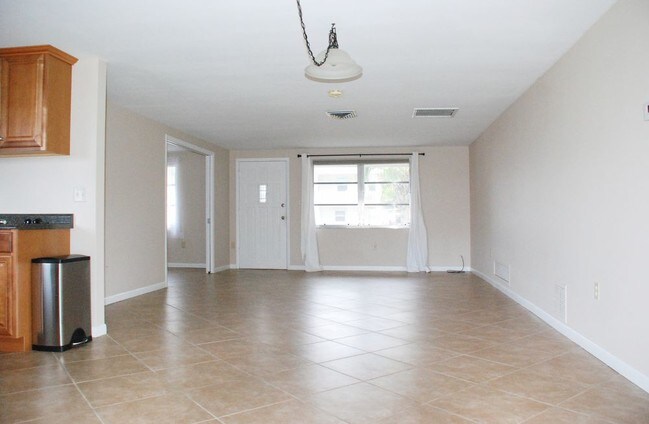 Foto del edificio - 492 Constance Rd