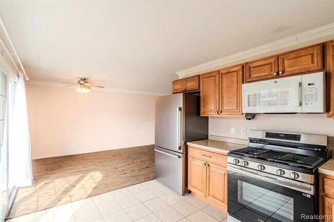 Building Photo - 474 Fox Hills Dr S