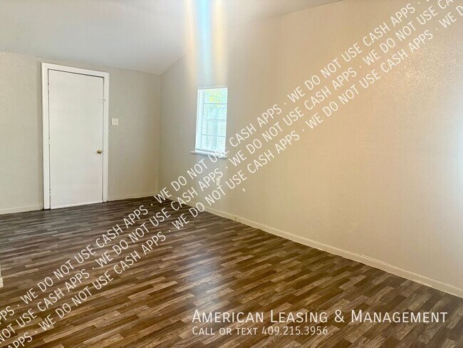 Foto del edificio - 814 Moore Ave