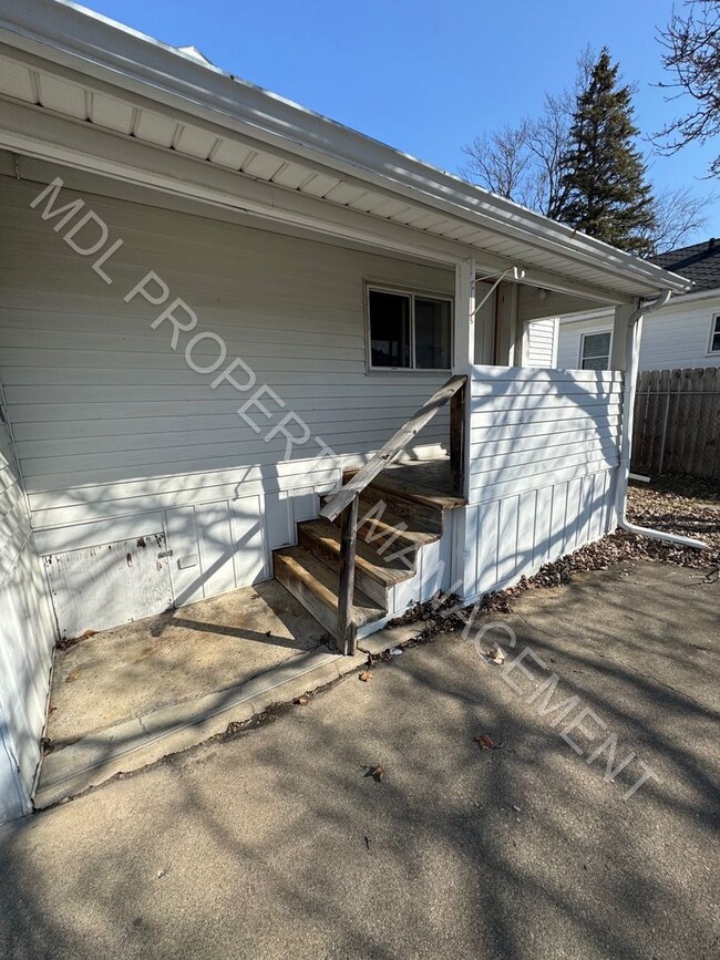 Building Photo - 2 Bedroom 1 Bathroom Home